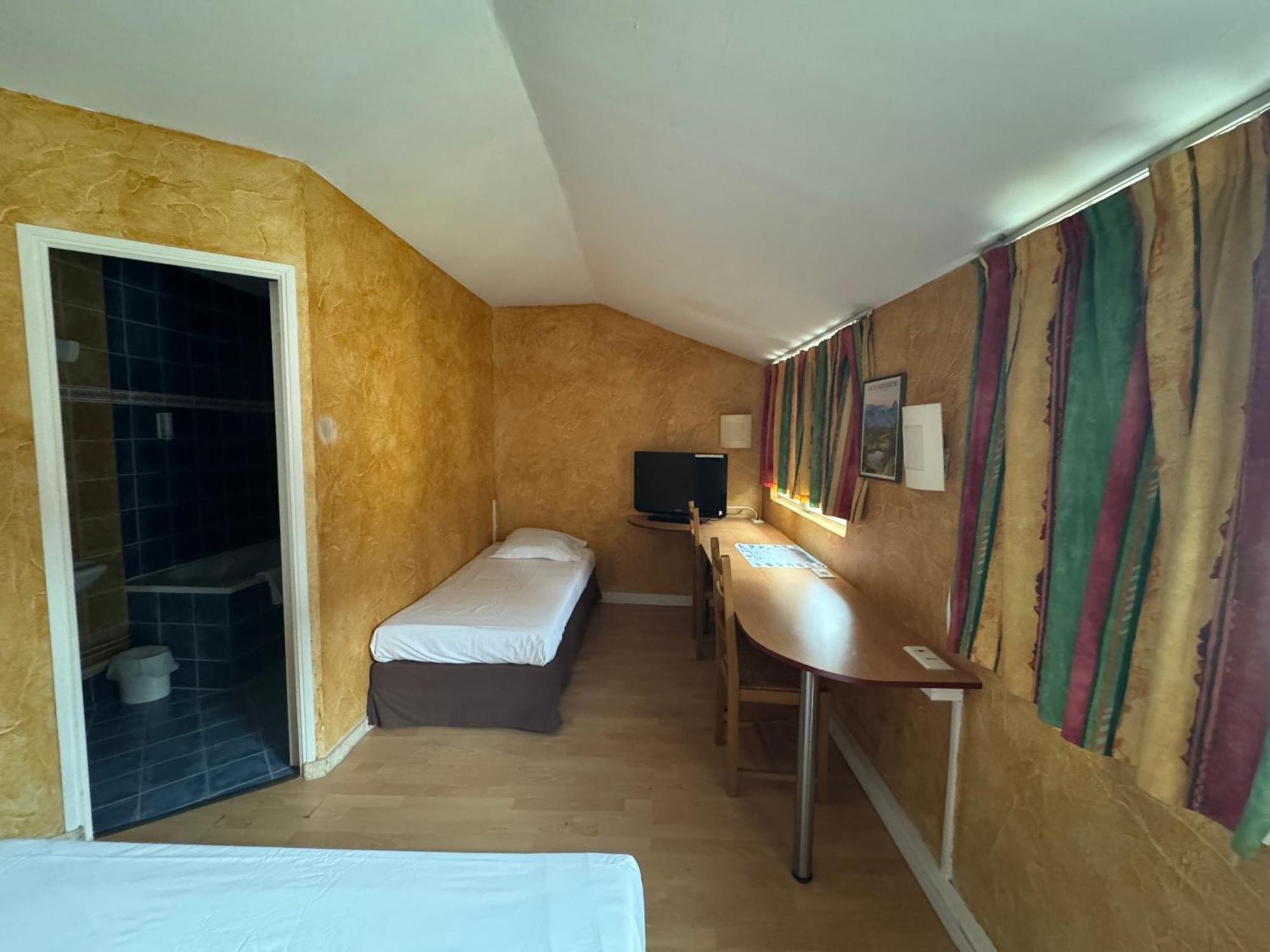 Hotel Bosquet Pau Centre - Self Check In Budget Hotel Экстерьер фото