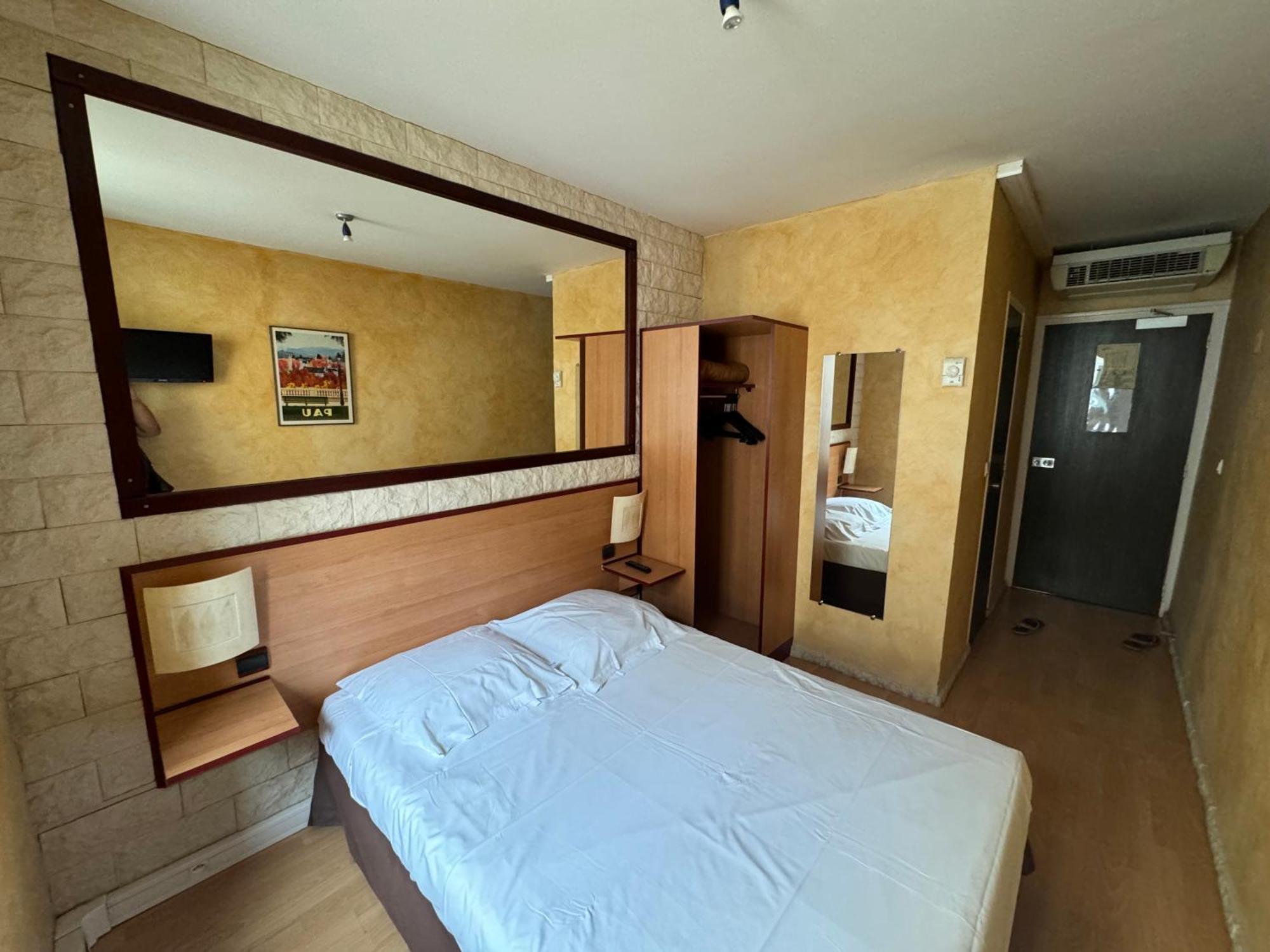 Hotel Bosquet Pau Centre - Self Check In Budget Hotel Экстерьер фото