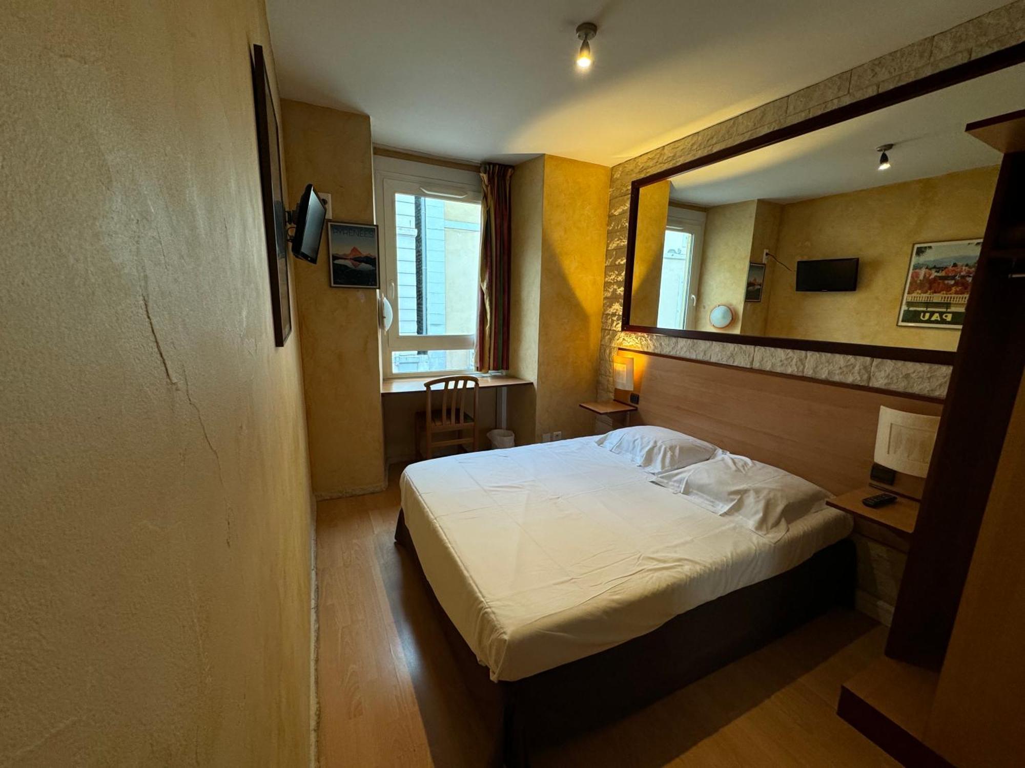 Hotel Bosquet Pau Centre - Self Check In Budget Hotel Экстерьер фото
