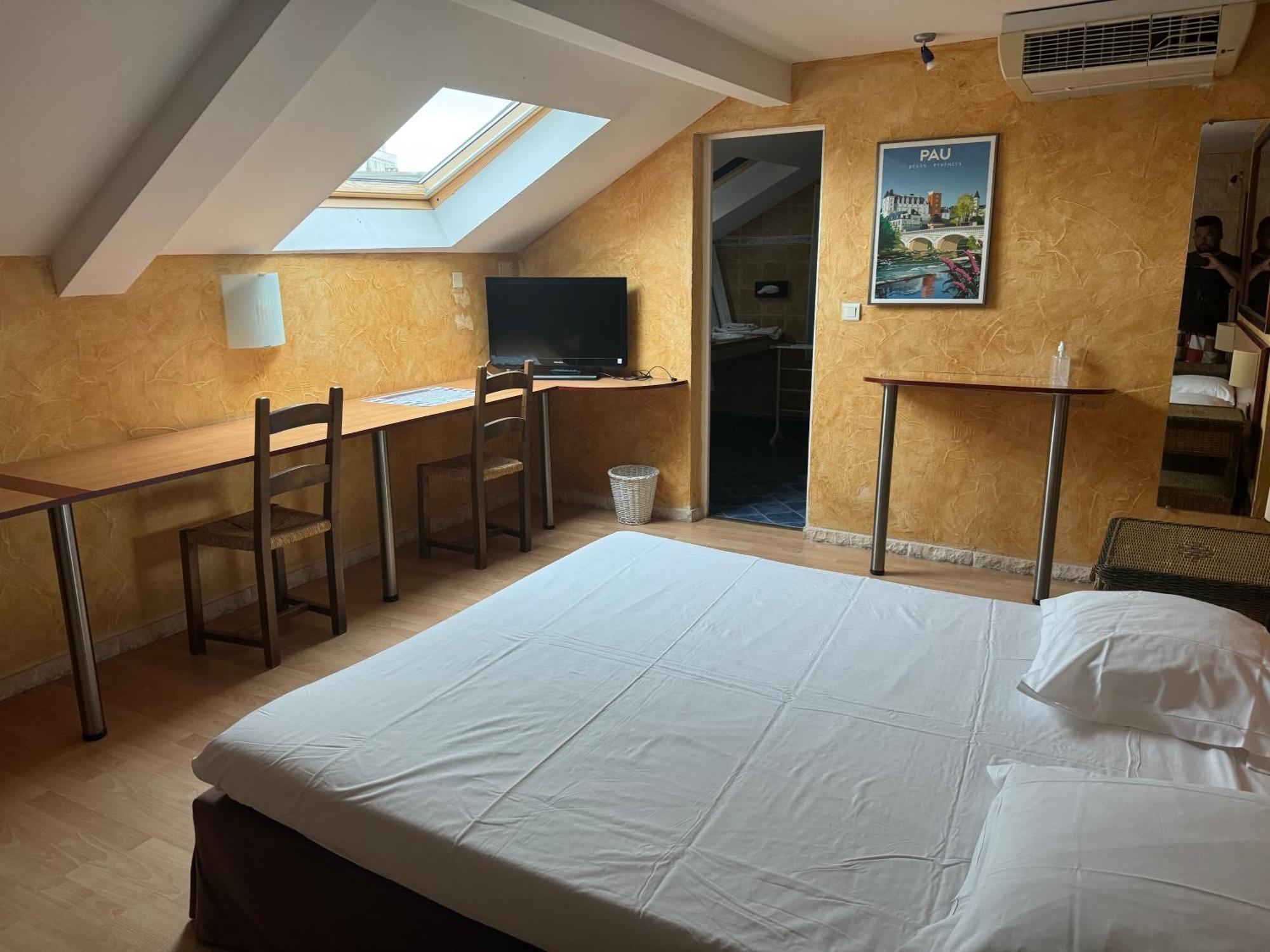 Hotel Bosquet Pau Centre - Self Check In Budget Hotel Экстерьер фото