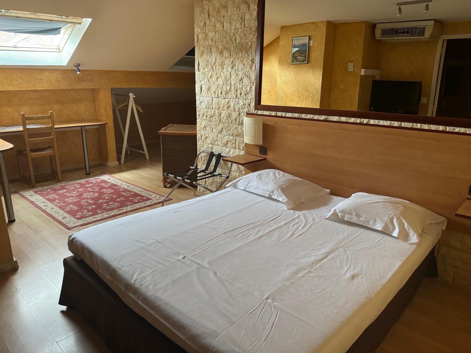 Hotel Bosquet Pau Centre - Self Check In Budget Hotel Экстерьер фото